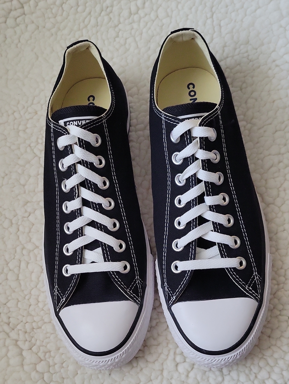 Converse Low Top Sneakers in Black and White Nw/oT